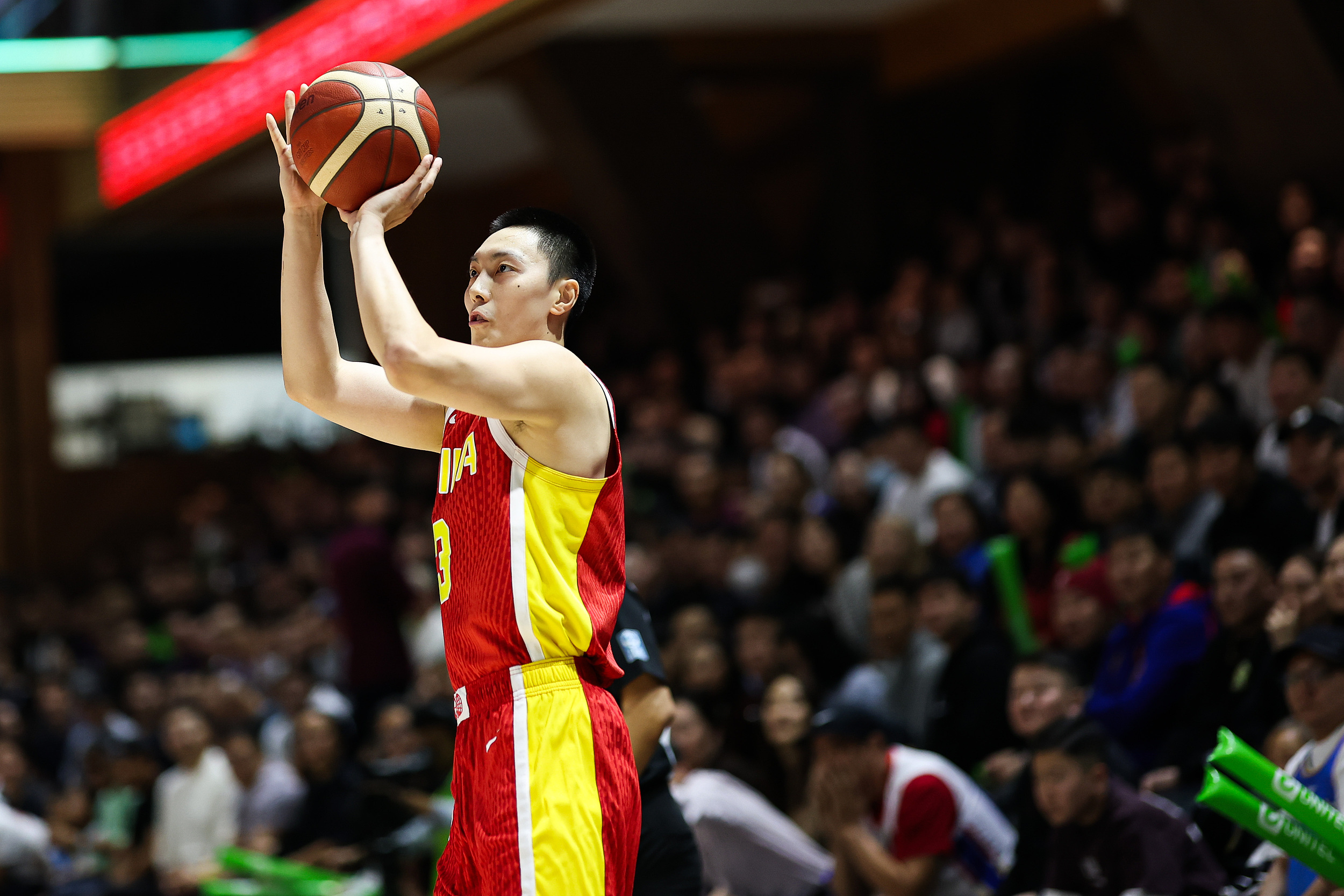 爱游戏APP-状态火热!胡明轩半场5中4&3分2中2得到10分