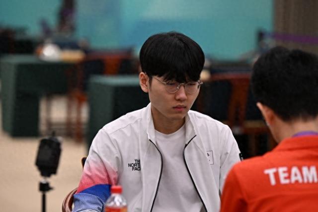 爱游戏官网-个人第9冠!申真谞2-1逆转屠晓宇,夺首届世界最强棋士战冠军