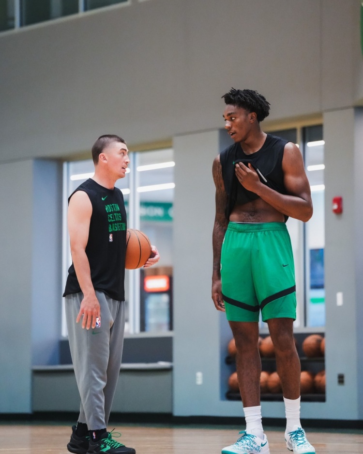 爱游戏在线-绿军官方晒训练照:普理查德&新援安芬尼-西蒙斯在列