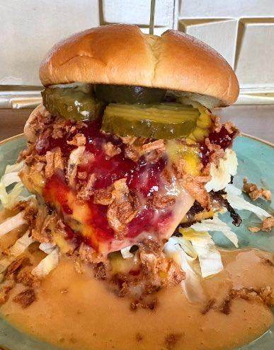 爱游戏下载-嘲讽伊萨克叛逃,纽卡酒吧推出“瑞典鼠辈”汉堡