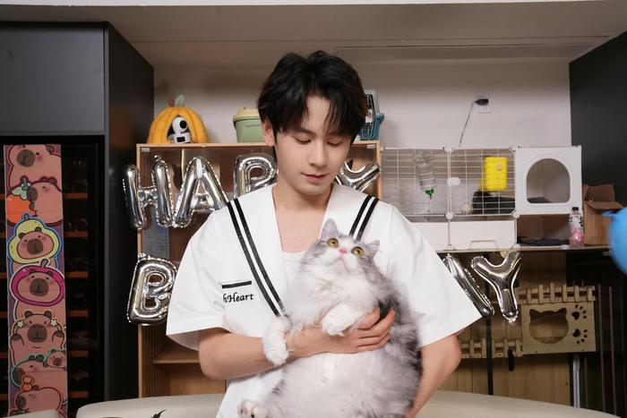 父女合照萌态十足,无畏迎光向前