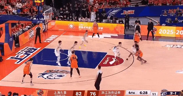 爱游戏体育-张镇麟身后追防大帽布朗，古德温挑篮打成2+1再领先9分